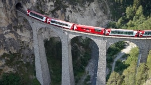 Glacier Express-toget tager passagererne gennem dale, tunneller og over broer, der samler uvejsomme dele af Schweiz. Her ses Landwasser-viadukten. Foto: Glacier Express/ Stefan Schlumpf