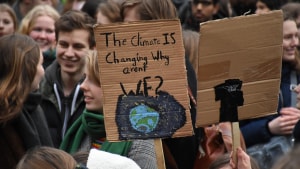 Sidste år gik flere gymnasieelever på gaden i Vejle. De forlangte mere klimahandling fra politikerne. Arkivfoto: Thomas Trondal