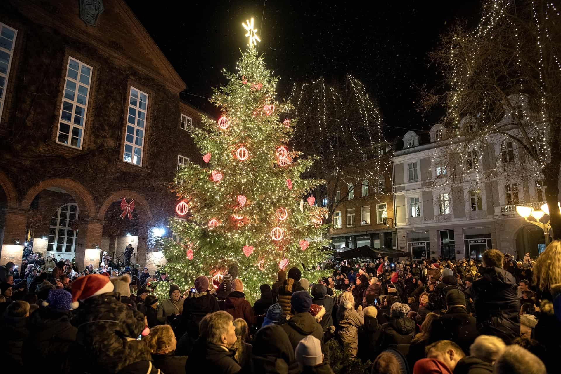 Se Billederne Julemanden Og Byens Børn Talte Ned Og Så Kom Der Lys I Det Store Juletræ 