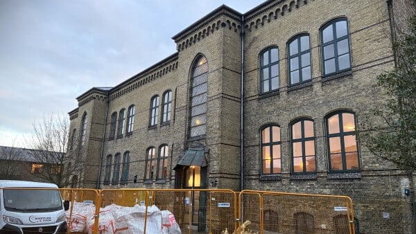 Kendt midtby-bygning: Støvrester i kælderen er endt som asbest-mareridt