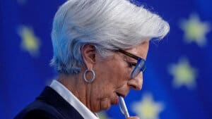 Chefen for Den Europæiske Centralbank forventer, at inflationen på mellemlang sigt vil stabilisere sig på 2,0 procent. Det vil ifølge Lagarde være en normalisering af pengepolitikken, der ikke kalder på markant opstramning. Foto: Pool/Reuters