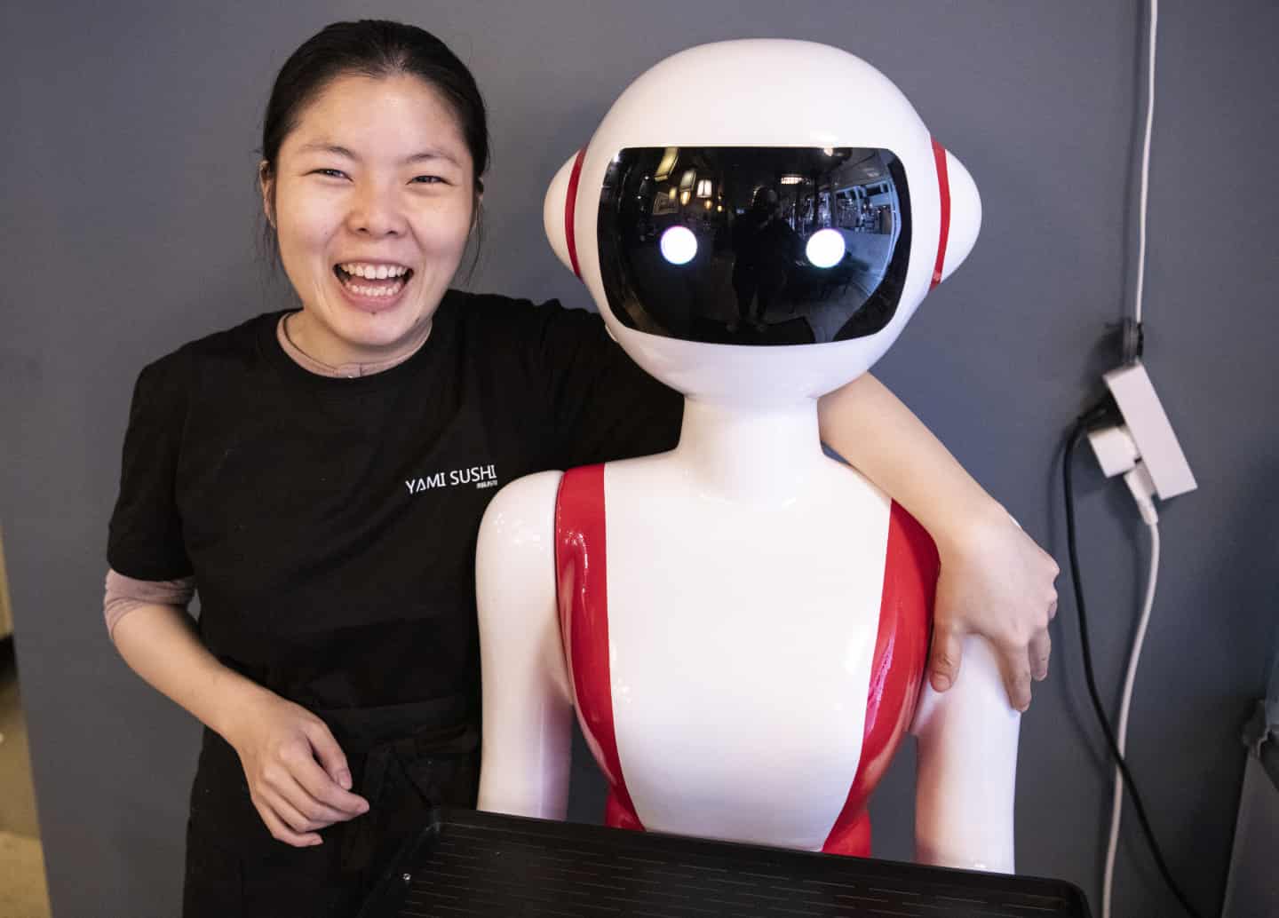 Viby-restaurant har fået ny medarbejder: Robotten Lucy kommer din sushi | stiften.dk