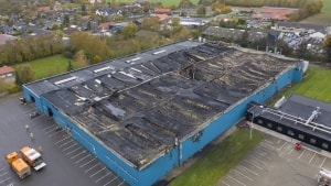 Tre ud af fire haller i Højbjerg Maskinfabriks kranfabrik i Galten udbrændte tirsdag. Foto: Jens Thaysen
