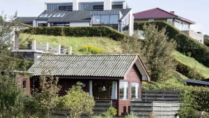 Det dyreste sommerhus til salg i Aarhus Kommune ligger på Skæring Strand. Det er dog ikke et af sommerhusene på billedet: Foto: Lars Juul/Scanpix