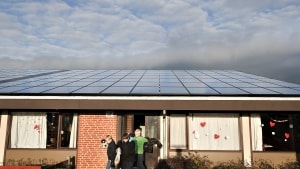 Lige om lidt kan mange flere af Aarhus' kommunale bygninger blive beklædt med solceller på tagene. Et flertal i byrådet foreslår, at kommunen undersøger, hvor det giver mening at installere solceller. Her er det en skole i Skive, der har fået solceller på taget. Foto: Henning Bagger / Ritzau Scanpix