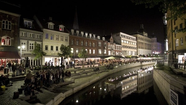 Ung århusianer glemte den gode opførsel derhjemme: Den slags kvitterer politiet for