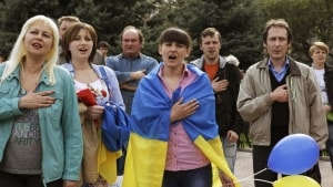 Ukrainerne nærer stor kærlighed til deres hjemland - akkurat som vi danskere gør. Her ses en gruppe ukrainere synge deres nationalsang ved en pro-ukrainsk demonstration i Luhansk 19. april 2014. Arkivfoto: Vasily Fedosenko/Reuters/Ritzau Scanpix