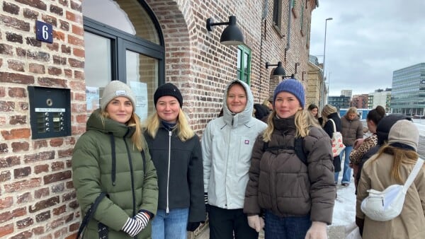 Se video af kø i frostvejr: Har stået stille i flere timer for at komme ind