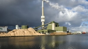 Varmen, der produceres her på Verdos kraftvarmeværk på Randers Havn, bliver næste år mere end dobbelt så dyr som i år. Foto: Lars Rasborg