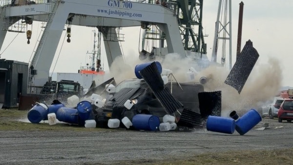 Se video: Kassevogn smadrer gennem container i vildt stunt