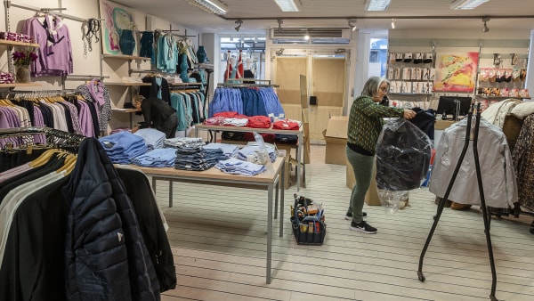 Byens dametøjsbutik er klar efter corona-pause: Nu håber vi at folk ikke har brugt alle deres penge på | dbrs.dk