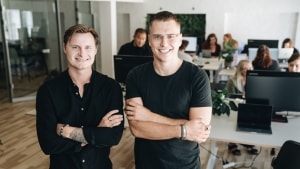 Martin Navne (tv.) og Kristoffer Degn (th.) mener, at de har spottet et stort hul i e-handelsmarkedet, som deres startup, Custimy, skal lukke. Foto: Kasper Løjtved.