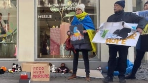 Med bamser, skilte og flag blev der i sidste uge demonstreret imod Eccos åbne butikker i Rusland. Demonstrationen fandt sted foran Eccos flagskibsbutik på Strøget i København. Privatfoto