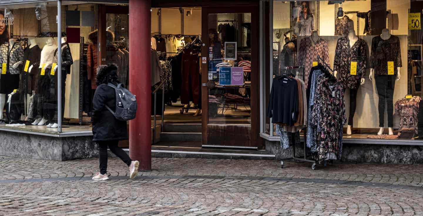 Vestjysk tøjeventyr slutter: De sidste butikker i lille kæde lukker efter mange år med strøgkunder i centrum af to | ugeavisen.dk