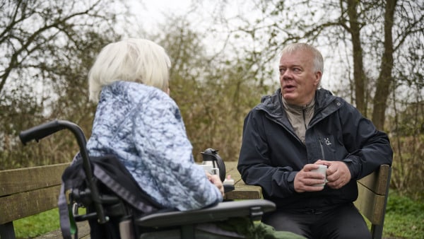 Efter kritik i avisen: Nu kommer Mikaels mor op af sengen - det er så fantastisk