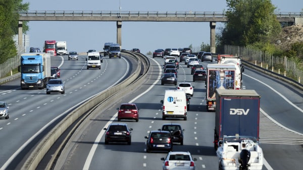 Havareret bil skaber kø på E20