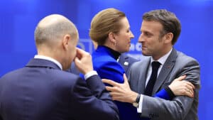 Statsminister Mette Frederiksen (S) har været blandt de EU-ledere, som har fastholdt, at Ukraine skal leve op til alle kriterier for at blive optaget i EU. Der kan ikke gives en særlig adgang til Ukraine, har det lydt fra Mette Frederiksen, mens andre EU-ledere har ønsket at sende et signal til Ukraine, om at landet hører til i EU. Foto: Geert Vanden Wijngaert/Ritzau Scanpix