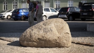Venner og pårørende til Tobias Sebastian Jødal har brugt stenen på Nørretorv som en slags mindesten. Nu har kommunen fjernet de påmalede ord. Foto: Mads Dalegaard