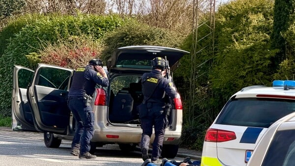 Betjente med automatvåben ved Rema 1000: To personer anholdt