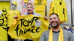 Er du vild med, at Tour de France kommer til Vejle. som disse to mænd fra Sport Direct i Aabenraa, ja, så er der optakts-event i Spinderihallerne. Arkivfoto: Timo Battefeld