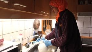 30-årige Sahra Ali skulle sende 50 ansøgninger, før hun fandt et sted, der ville have hende i praktik som sosu-hjælper. Derefter startede hun som tilkaldevikar i Kerteminde Kommune, hvor hun nu er fastansat i gruppen af plejere, der hjælper borgerne i eget hjem. Foto: Emma Sennels