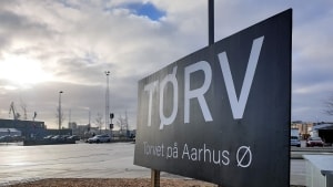 De nye skilte viser vej til Aarhus Ø's madtorv, der har fået navnet Tørv. Foto: Kasper Kudsk Baymler