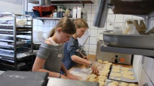 Siri Kristine Majgaard og Oscar Fusager arbejdede med dej til fladbrød og boller i køkkenet. Foto: Leif Baun