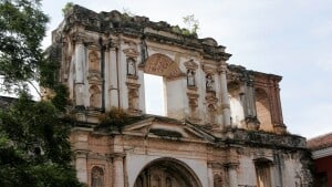 Antigua var Guatemalas hovedstad indtil 1776, hvor den blev forladt efter et voldsomt jordskælv. I nyere tid er folk vendt tilbage til de gamle bygninger, hvoraf en del er blevet restaureret. Byen står i dag som et historisk monument, og mange af kirkerne er nu dekorative ruiner. Foto: Jørgen Leon Knudsen