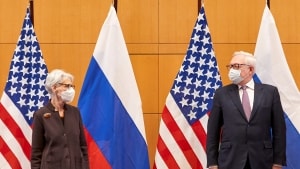 Wendy Sherman og Sergej Rjabkov, viceudenrigsministre i henholdsvis USA og Rusland, mødtes mandag til forhandlinger i Genève. Foto: Denis Balibouse/Reuters/Ritzau Scanpix