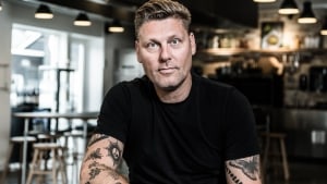 Timm Vladimir kommer til Aarhus med Det rullende Sommerkøkken, hvor forbipasserende gratis kan lave og spise bæredygtigt mad. Pressefoto