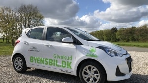 Givskud Lokalråd har siden sidste år haft et samarbejde med virksomheden Byens Bil og fire lokale sponsorer om delebilen, der holder ved Go-on tankstationen. Foto: Byens Bil
