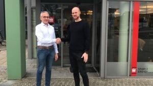 Sparekassen Kronjylland er hovedsponsor for Viborg FH, hvor Ole Bitsch (t.h.) er træner for den U17-årgang, som begynder efter sommerferien. Privatfoto