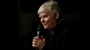 Festivalleder Lars Charlie Mortensen kunne torsdag modtage Borgmesterens Pris, da Kulturpriser 2021 blev uddelt i Byens Hus i Jelling. Foto: Mette Mørk
