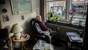 Søren Jørgensen på 94 år har boet 48 år på samme adresse på Åboulevarden. Et område, der ændrede sig i 80’erne, hvor rådhuset blev bygget, og som snart vil ændre sig igen, hvis åen skal føres tilbage til byen. Foto: Morten Pape