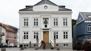 Menighedsrådet i Rudkøbing har protesteret mod beslutningen om at plante to træer foran sognehuset, og nu har politikerne fortrudt. Det har fået Bent Hansen til tasterne. Foto: Ole Grube.