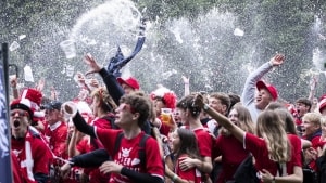Under kvartfinalen mod Tjekkiet den 3. juli fulgte massevis af midtjyder med på storskærm på Paradepladsen i Viborg. Også her blev der kastet øl i luften. Foto: Johnny Pedersen