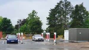 Der skal være mange flere Tesla Superchargere i gadebilledet. Derfor er mærket nu i gang med en stor udbygning, som også omfatter storbyerne. Foto: Tesla