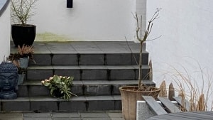 På trappen til parrets hjem var der søndag lagt en buket for at mindes den 50-årige kvinde, der kom ulykkeligt af dage lørdag aften. Foto: Anders Bechmann Tilsted