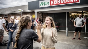 Den selvstændige købmand Brian Hedegård (th.) smiler stadig efter åbningsfesten i 2019 for Min Købmand i Stenderup, der opstod i samme lokaler som en nedlukket brugs. Arkivfoto: Michael Svenningsen