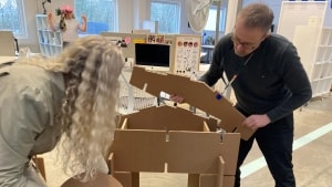 De begyndte med pap fra indpakningen af et garderobeskab. Nu kan Helena og Morten bygge med deres produkt i papalap. Foto: Lise Nørgaard