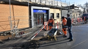 Fremadrettet bliver der én indgang til Davidsen afdeling for private kunder, ligesom det er tilfældet for byggemarkedets erhvervsafdeling. Arbejdet med dette har omdannet byggemarkedet til en mindre byggeplads. Lokale håndværkere er nemlig også i gang med at renovere taget på den forandrede butik, der fortsat holder åbent. Inden for to uger forventes arbejdet at være overstået. Foto: Gustav Roesbjerg Mygind