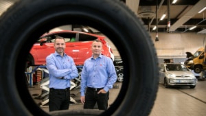 Tvillingerne Anders (tv.) og Martin Skorstensgaard åbnede deres første autoværksted i 2009 i Fredericia, og i dag er der 25 værksteder i kæden. I løbet af 2019 åbnede kæden otte nye værksteder. Arkivfoto: Søren Gylling