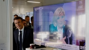 For bare halvanden uge siden lignede Frankrigs præsident Emmanuel Macron nærmest ikke en mand, der behøvede at føre valgkamp for at vinde fem år mere i Élyséepalæet. Men alle franskmændenes hverdagsproblemer - godt hjulpet på vej af den galoperende inflation - har gjort, at Macron må kigge sig i bakspejlet efter en fremadstormende Marine Le Pen. Foto: Ludovic Marin / AFP