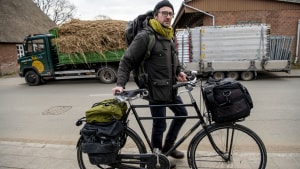 Når den dansk/italienske fotograf Luca Berti tager rundt for at indfange motiver til sine billeder, foregår det på cykel. Mens han har været i Tøndermarsken, har han cyklet langs Marskstien til Daler, Højer, Emmerlev og Nørre Mølle. Foto: Ulrik Pedersen, Tøndermarsk Initiativet. 