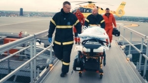 Helikopteren er landet på Rigshospitalets tag. Endnu en patient er på vej til traumecentret. Foto: DR