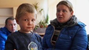 4-årige Maksim med sin mor 26-årige Marianna og faderen 29-årige Mikhailo. Foto: Stefan Weichert