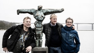 Trioen bag Vejles nye skulptur. Fra venstre er det kunstner Henrik Busk Andersen, galleriejer Christian Hansen og sognepræst Erik Steen Nielsen. Foto: Mette Mørk