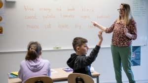 Der har været så stor tilstrømning af ukrainske børn til modtageklasserne på Christinelystskolen i Lemvig, at det har været nødvendigt at ansætte i alt fem ukrainsk-talende lærere. Foto: Johan Gadegaard.