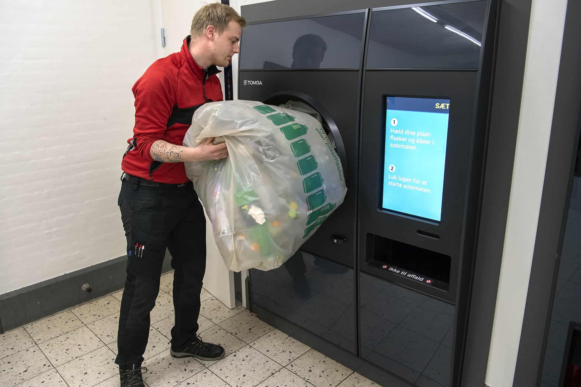 Topmoderne pantautomat trækker flere kunder til supermarked Mange