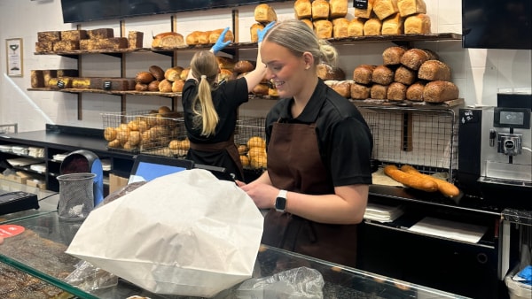 Fie solgte 2000 rundstykker på 45 minutter: Så vild var åbningen af ny bagerbutik